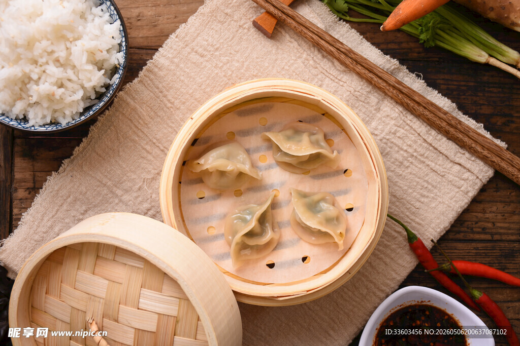 竹蒸笼里的美味饺子