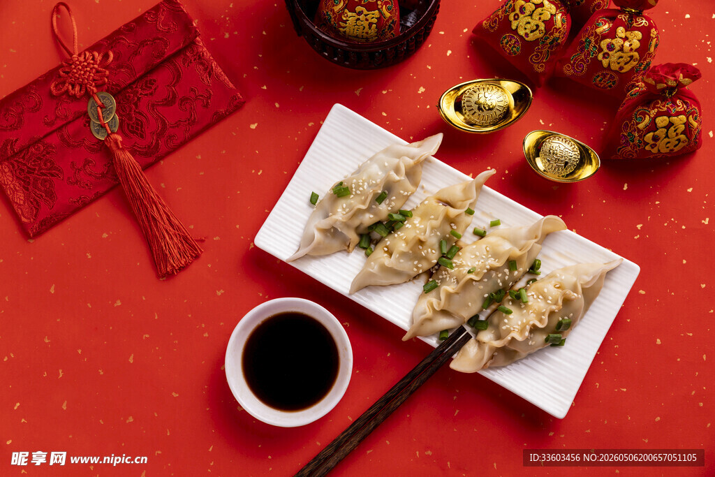 中式点心配蘸料喜庆摆盘