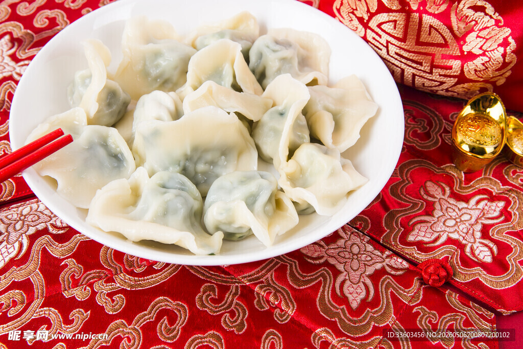 喜庆红桌布上的美味饺子
