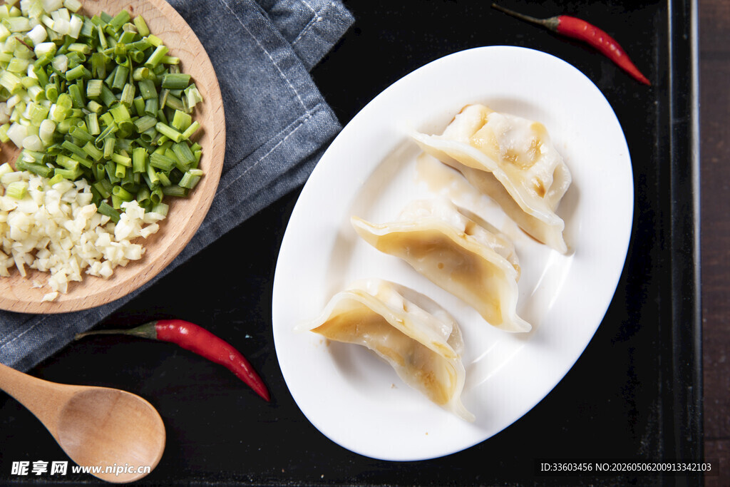 美味饺子配葱花佐料