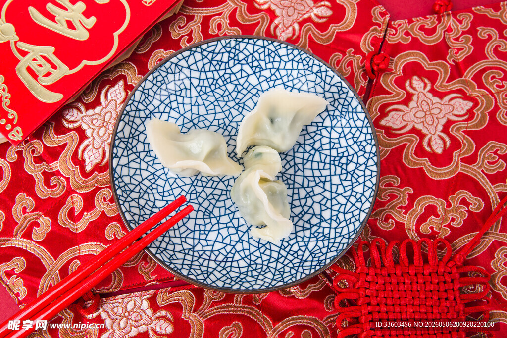 喜庆中式场景中的美味饺子