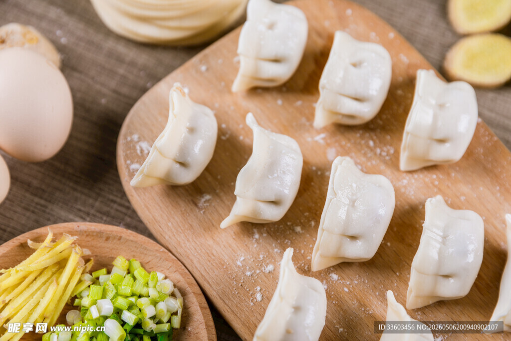美味手工饺子摆放在木盘上