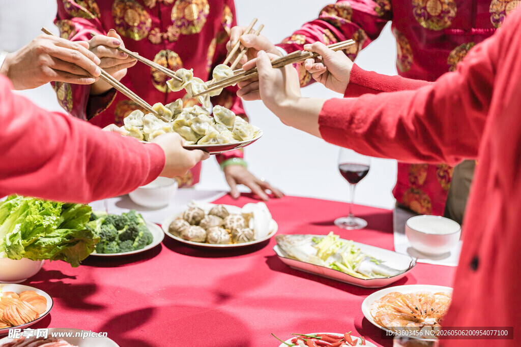 家人聚餐共享丰盛美食