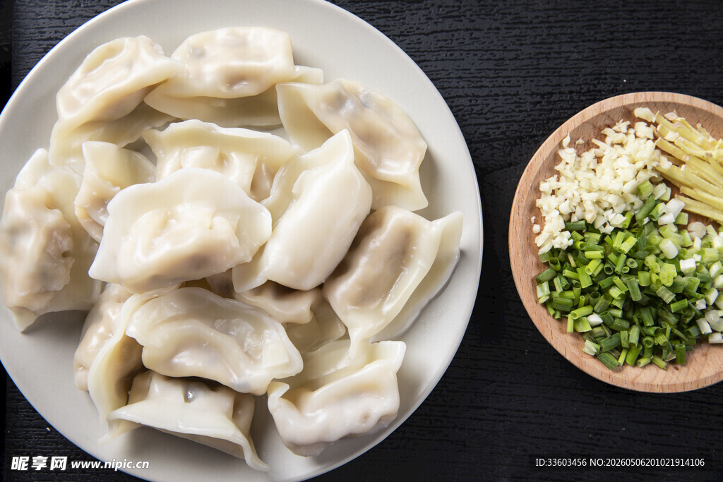 美味饺子配鲜香佐料