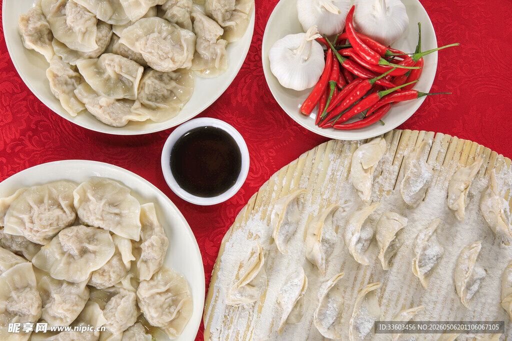 美味饺子与调料组合