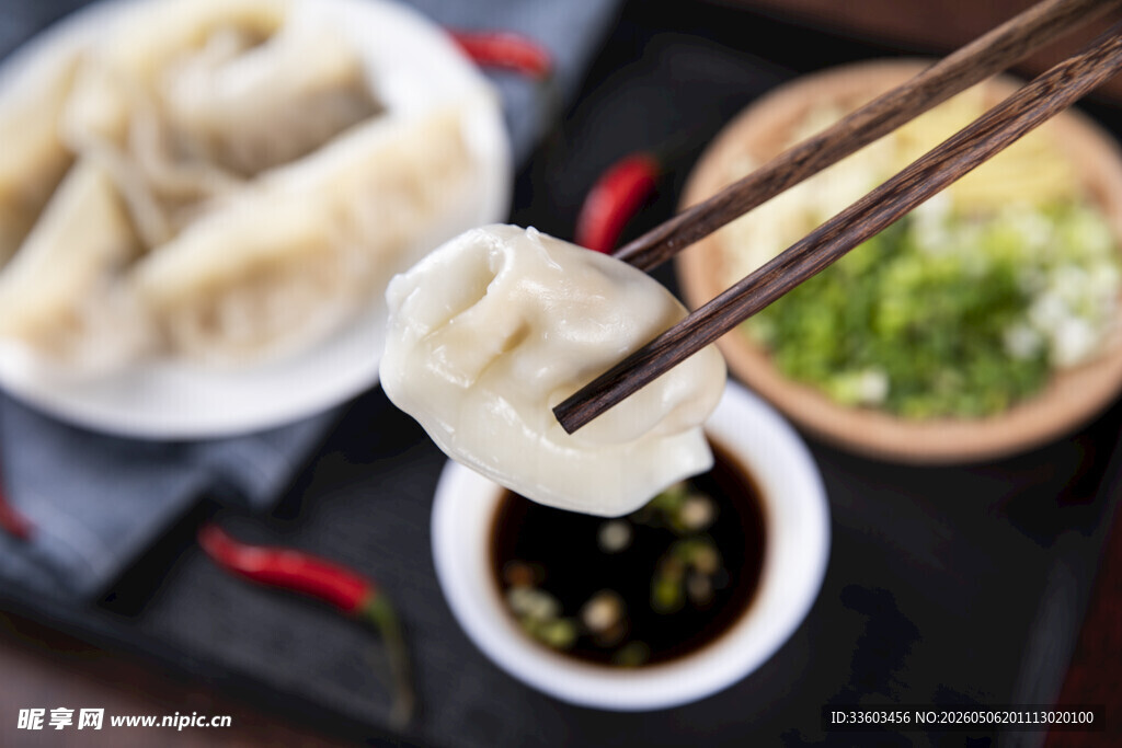 筷子夹起美味饺子