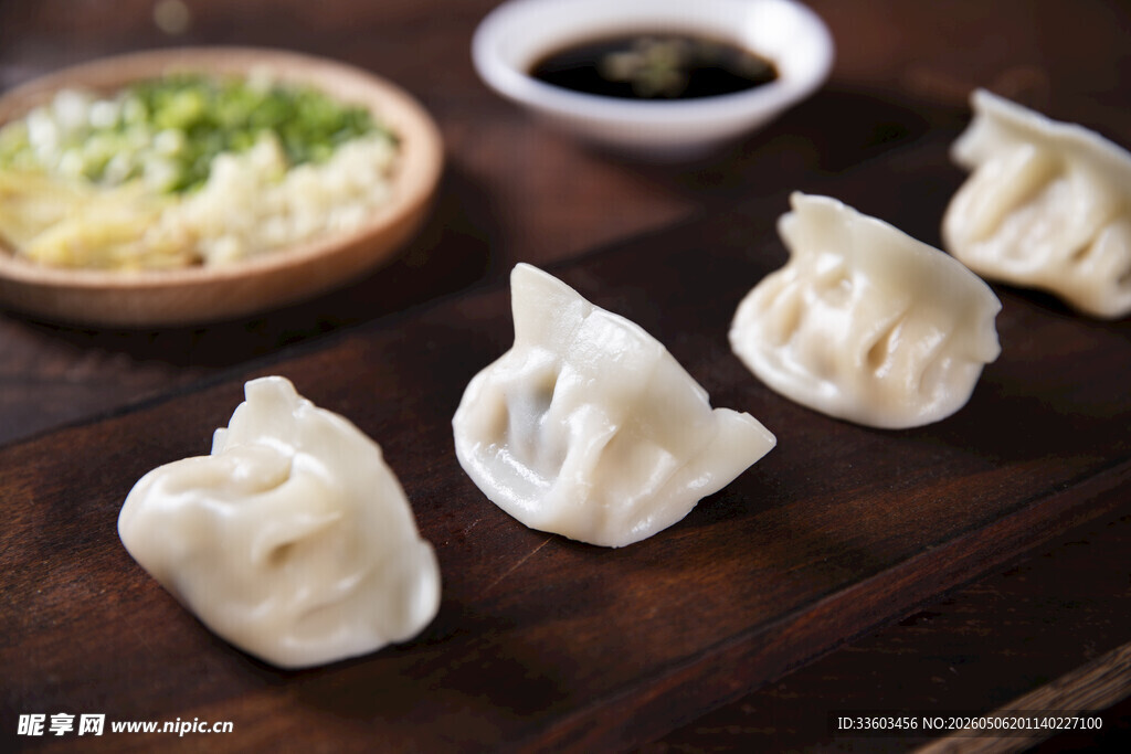 美味饺子摆放在木桌上