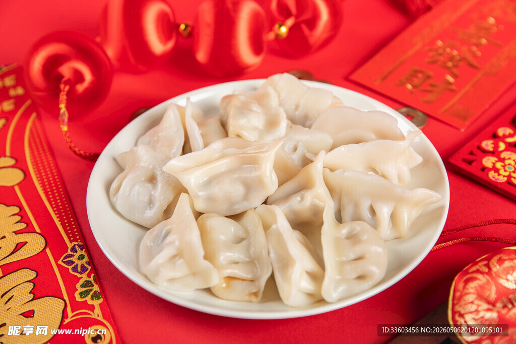喜庆红背景下的美味饺子