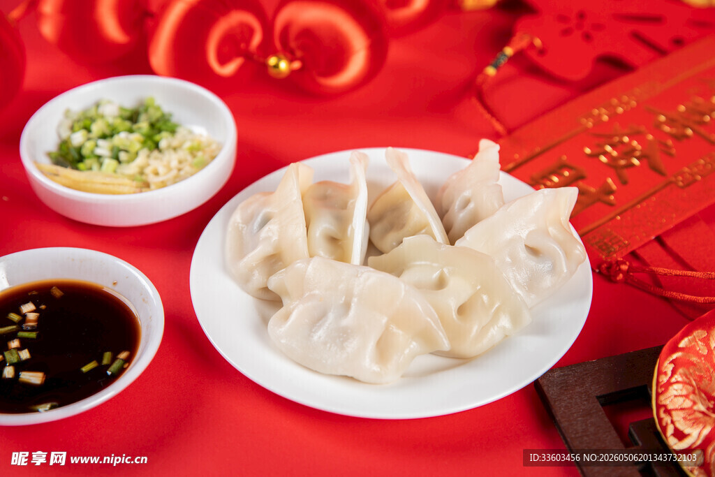 喜庆饺子摆桌迎佳节