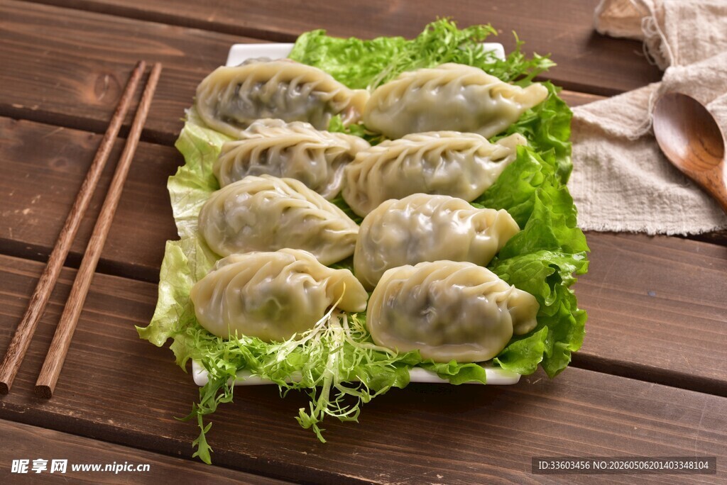 美味生菜包饺摆于木桌