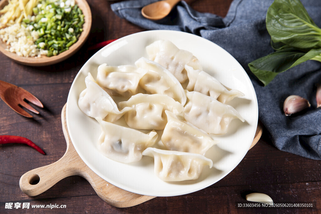 美味饺子摆放在白色盘中