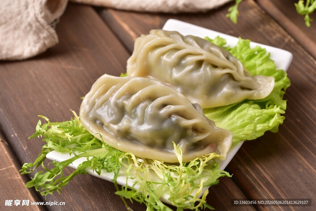 美味饺子置于鲜嫩生菜上