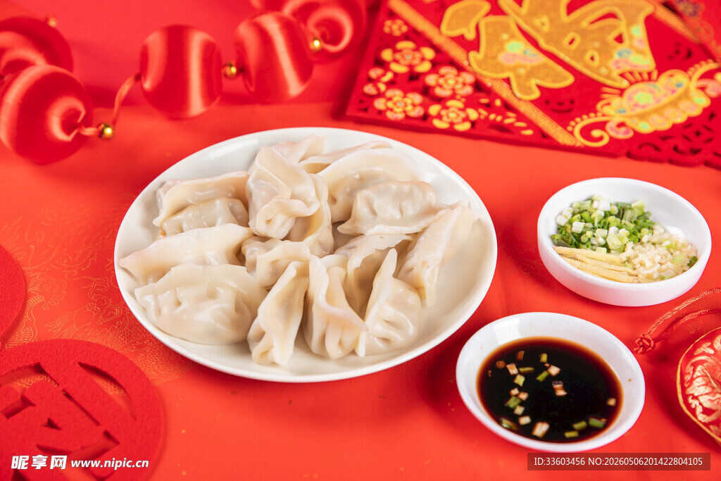 喜庆桌上的美味饺子