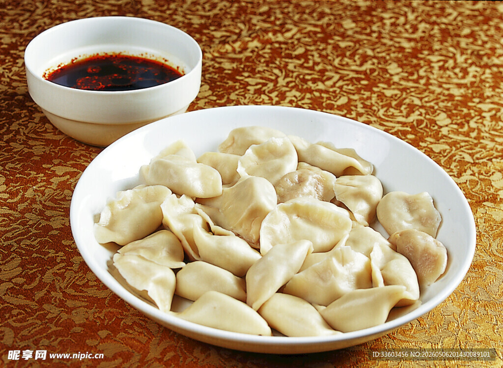 一盘美味饺子配蘸料