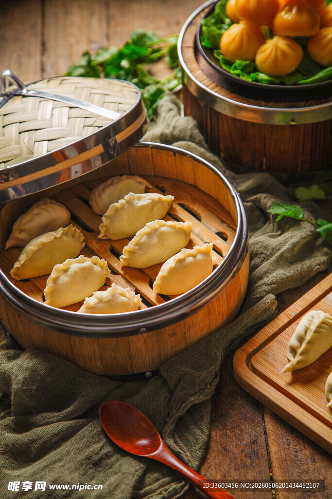 竹制蒸笼里的美味饺子