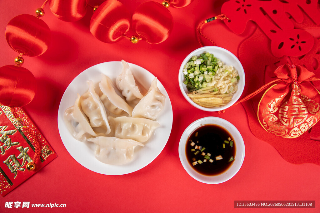 喜庆中式饺子与传统配饰