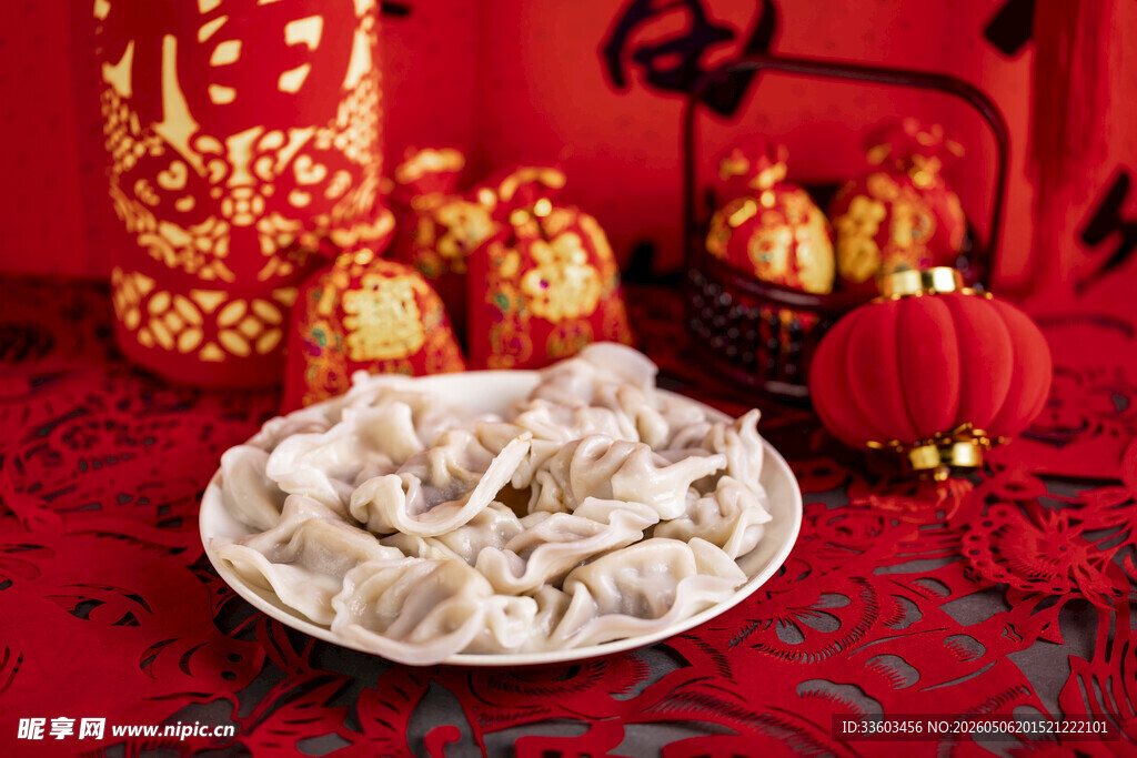 喜庆红背景下的精美饺子