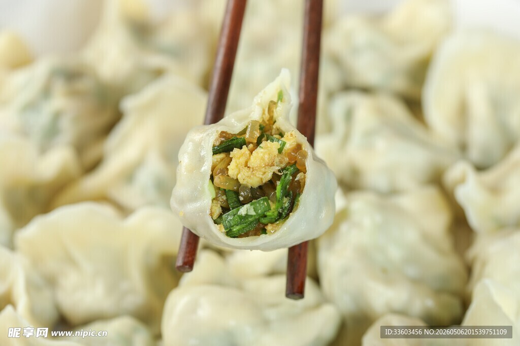 筷子夹起美味饺子馅