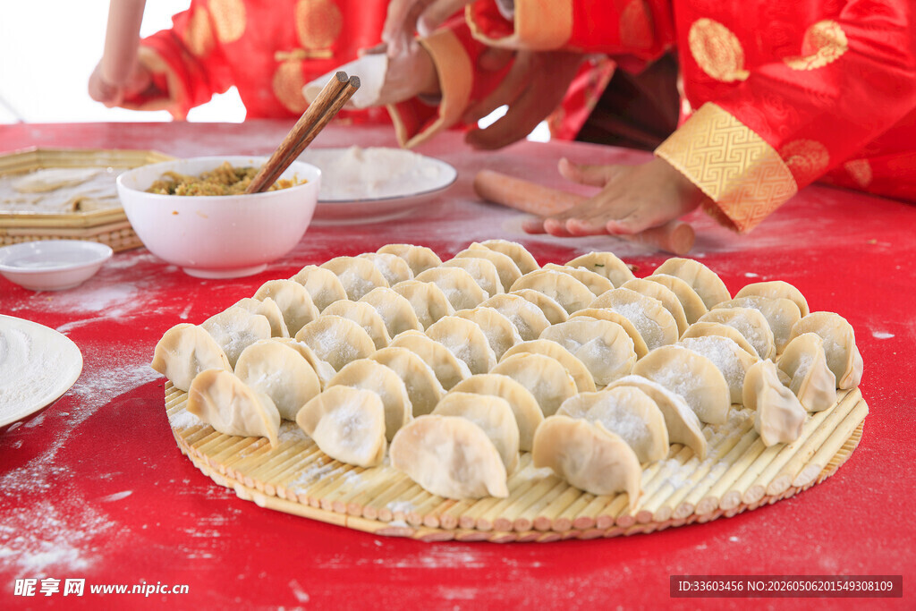 喜庆场景中的美味饺子
