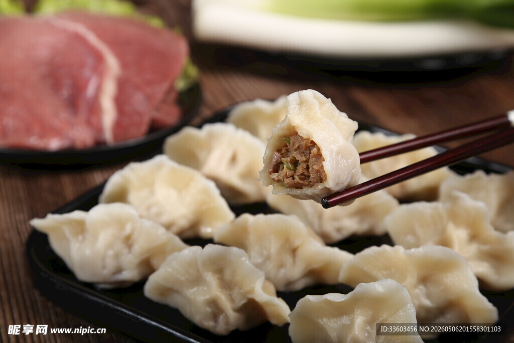 筷子夹起的美味饺子
