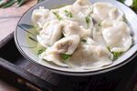 美味饺子摆放在盘中