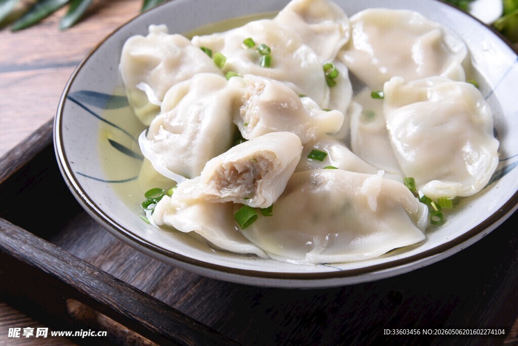 美味饺子摆放在盘中