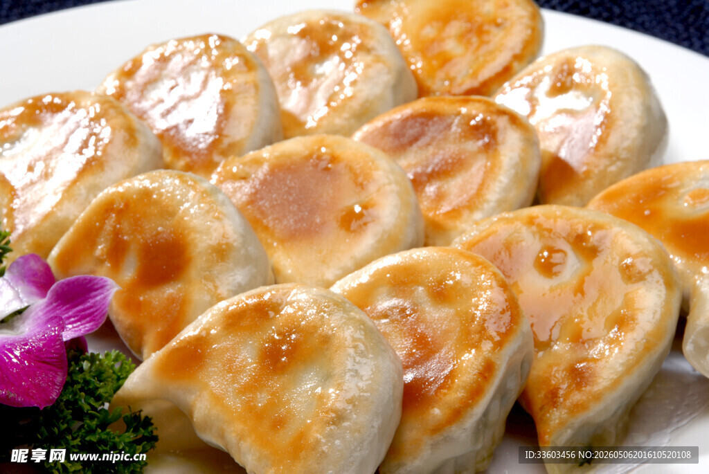 香煎美味饺子摆盘精致