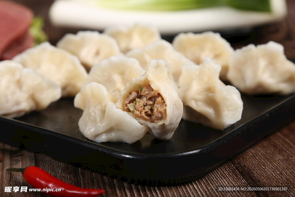 美味肉馅饺子摆放在盘中