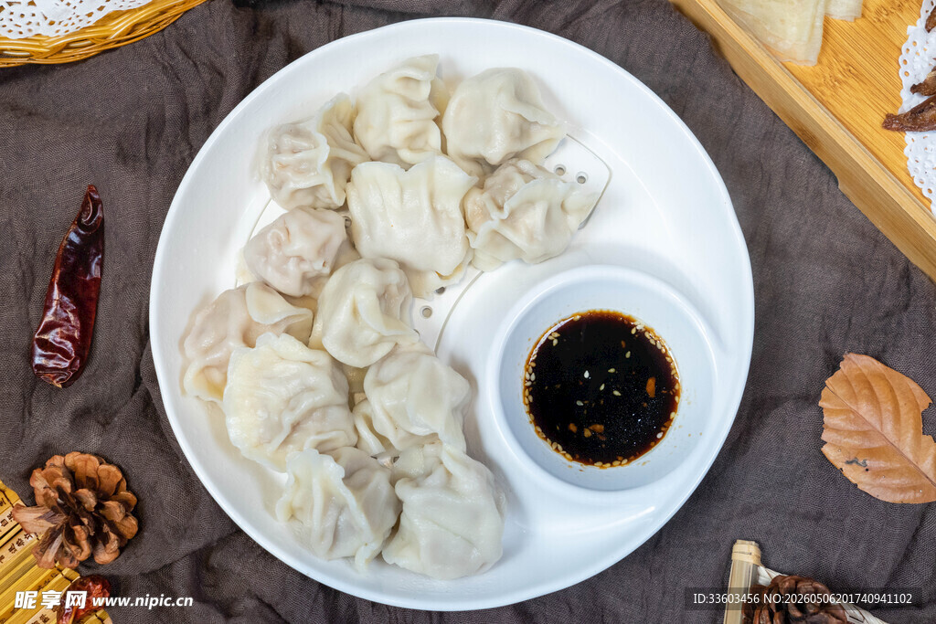 一盘美味饺子配蘸料