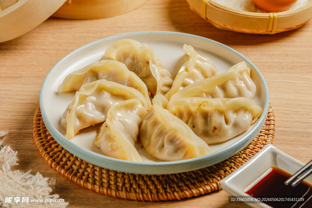 美味饺子摆放在盘中