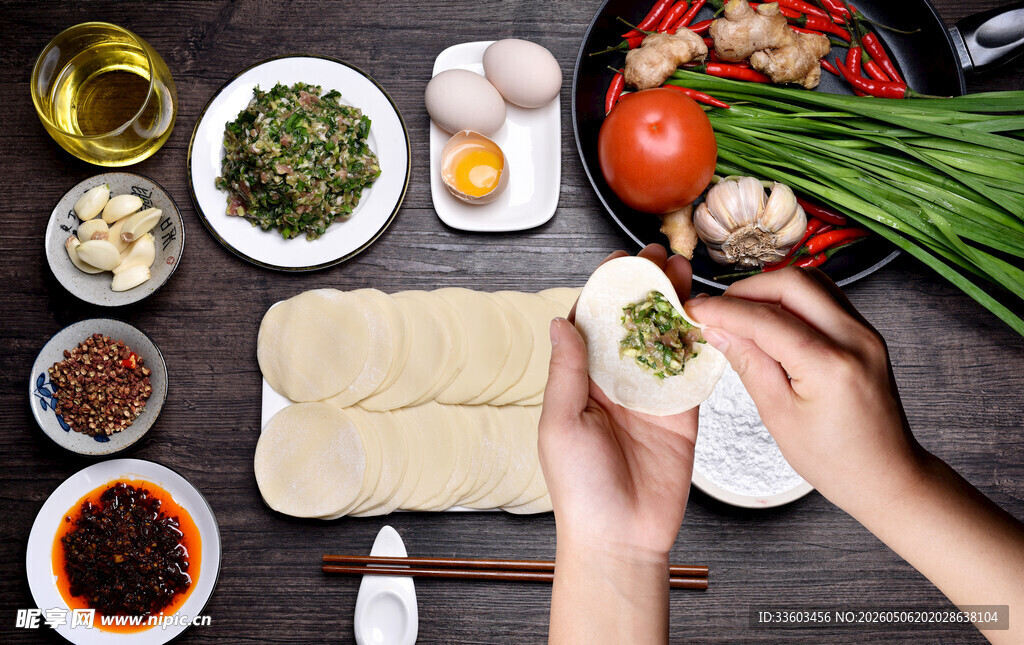 双手制作美食的温馨场景