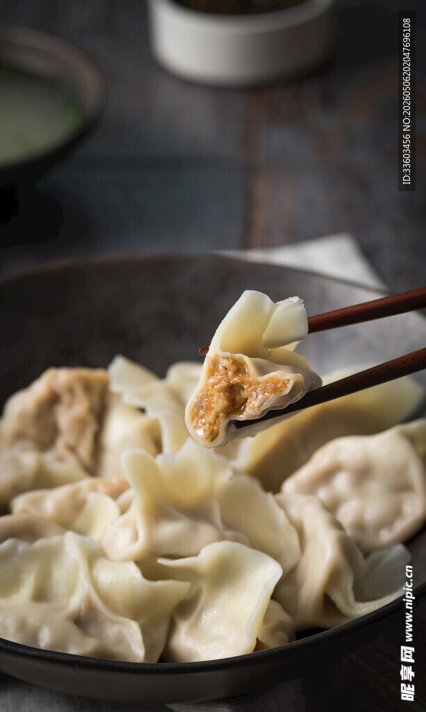 锅中美味饺子诱人色泽
