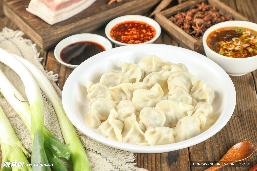 美味饺子与多样调料