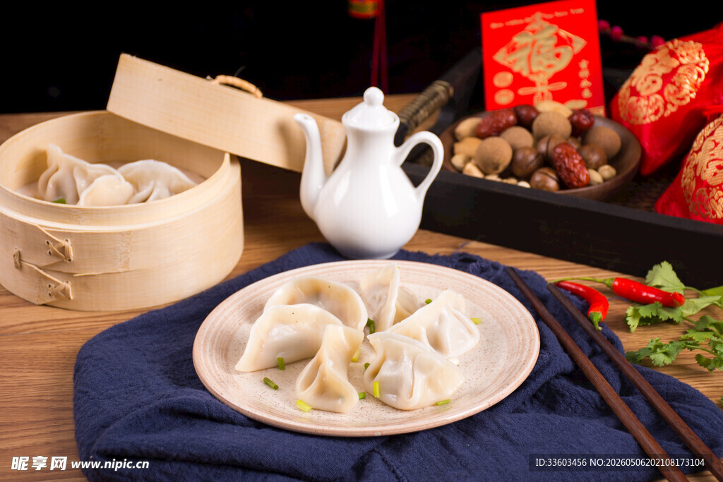 中式美食与传统餐具组合