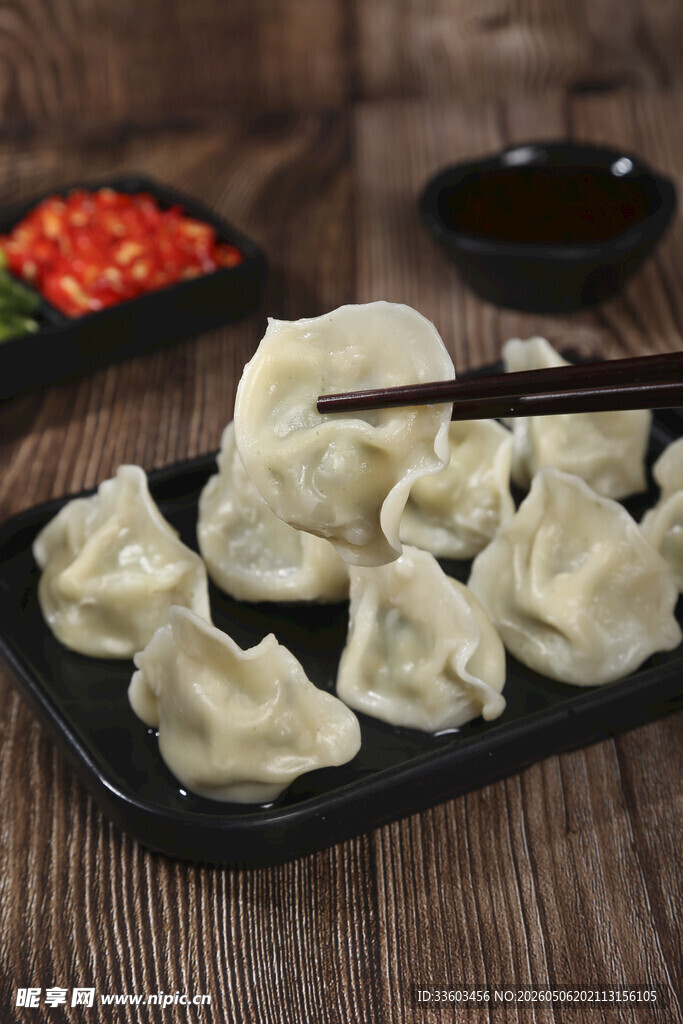 美味饺子摆放在木桌上