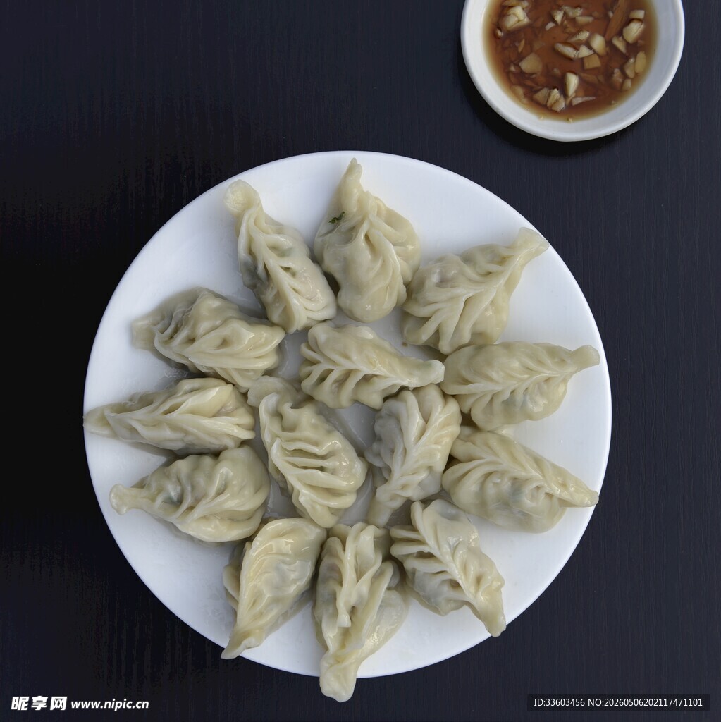 一盘美味饺子配蘸料