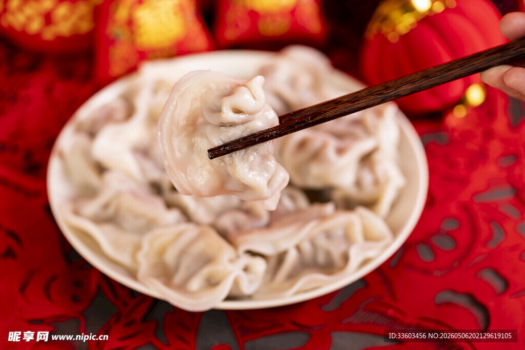 筷子夹起盘中美味饺子
