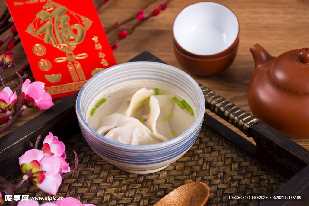 中式传统美食饺子与茶具
