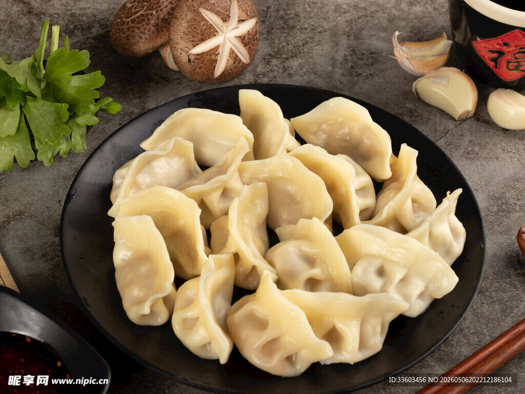 美味饺子摆于盘中
