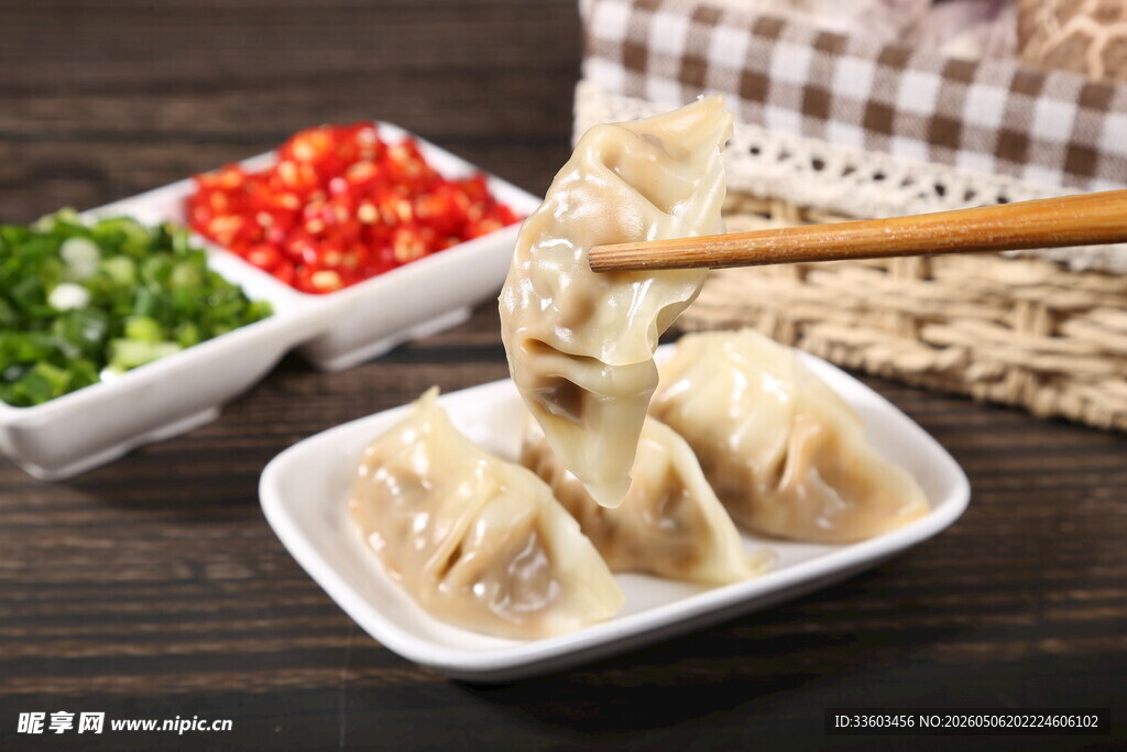 美味饺子搭配新鲜配菜