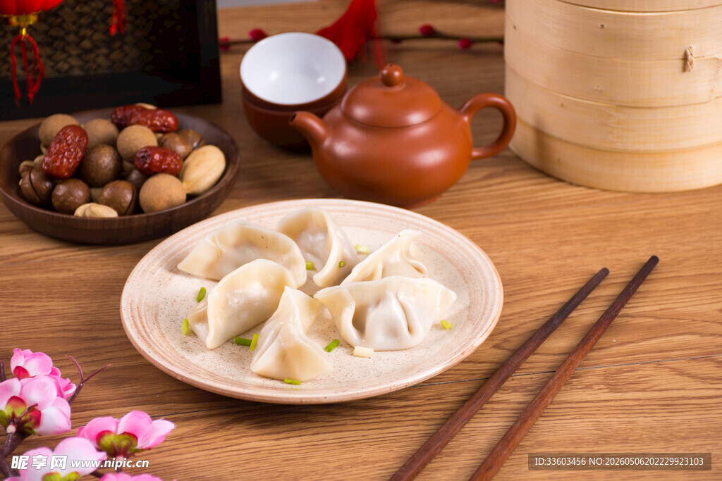 中式餐桌上的美味饺子
