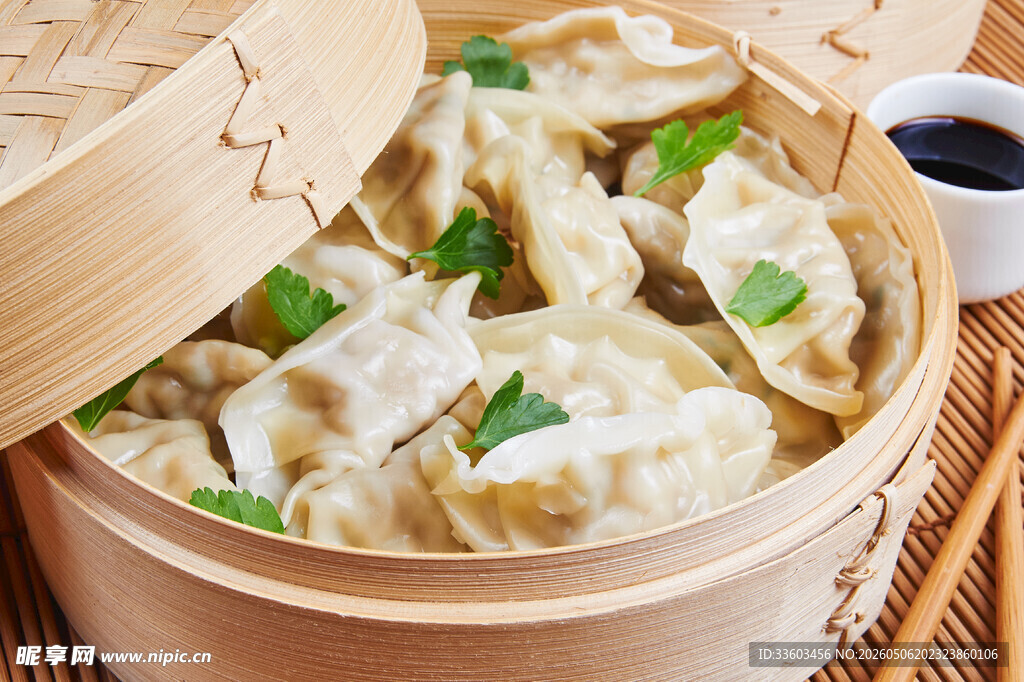 竹蒸笼里的美味饺子