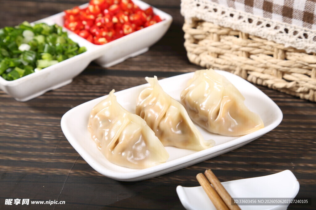 美味饺子搭配新鲜配菜