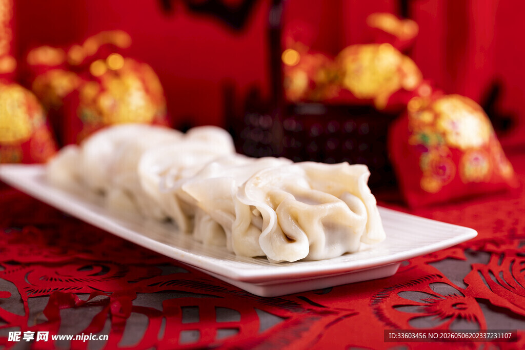 喜庆背景下的美味饺子