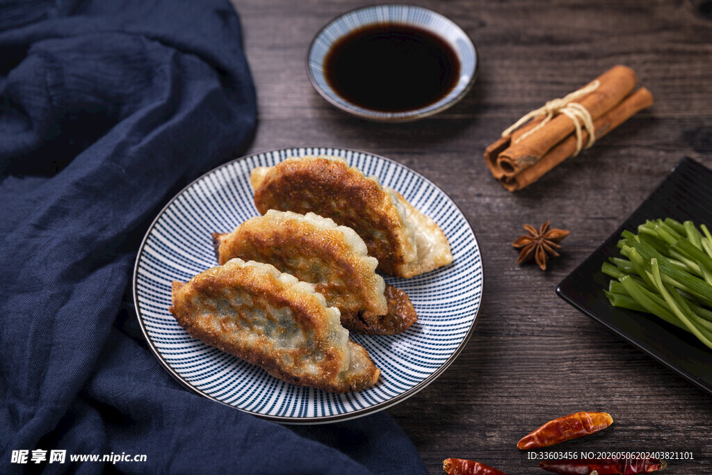 美味煎饺配佐料与配菜