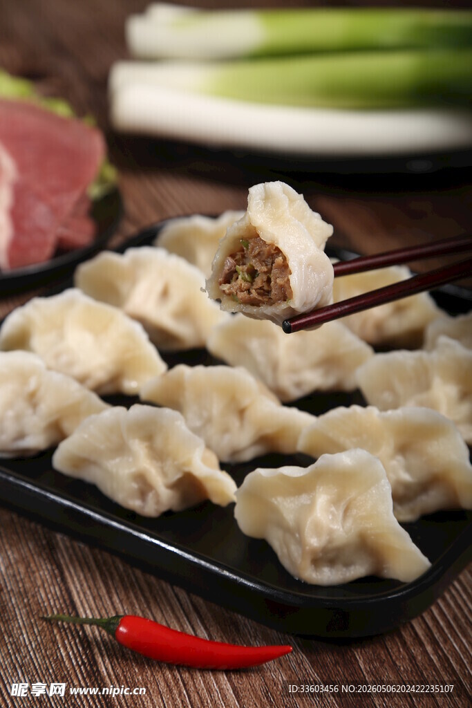 美味饺子摆放在木桌之上