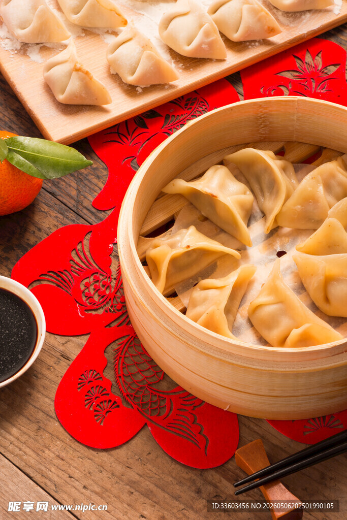 竹笼蒸饺摆于喜庆桌前