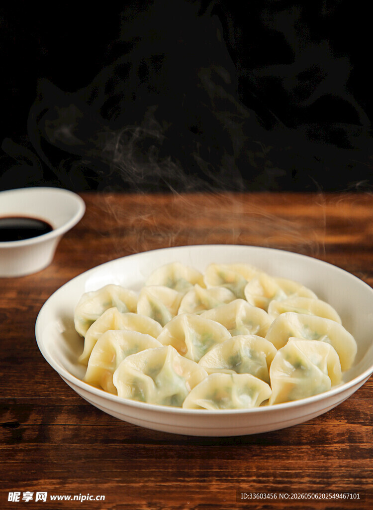 木桌上的美味饺子