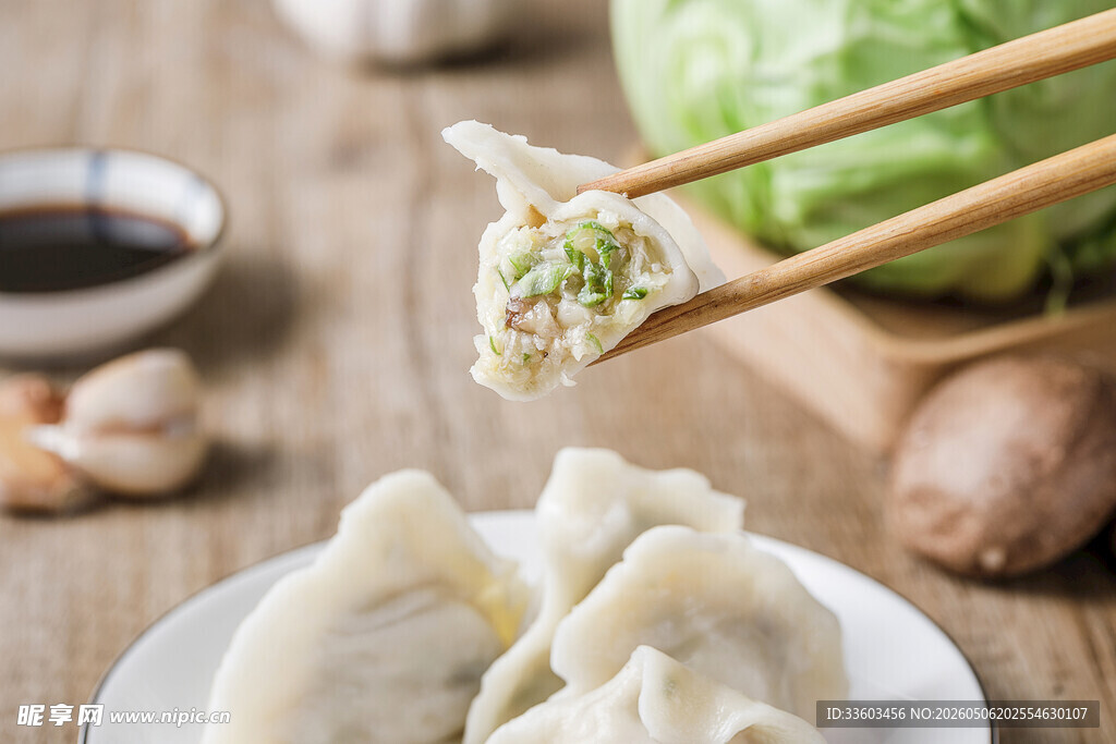 筷子夹起美味饺子瞬间