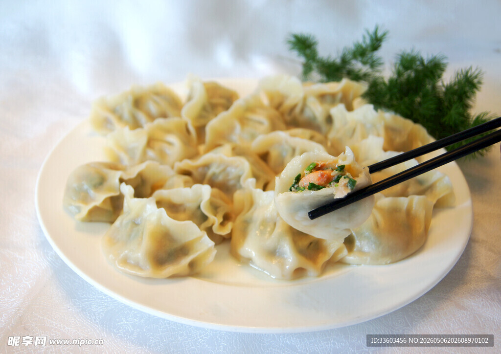 美味饺子摆盘中